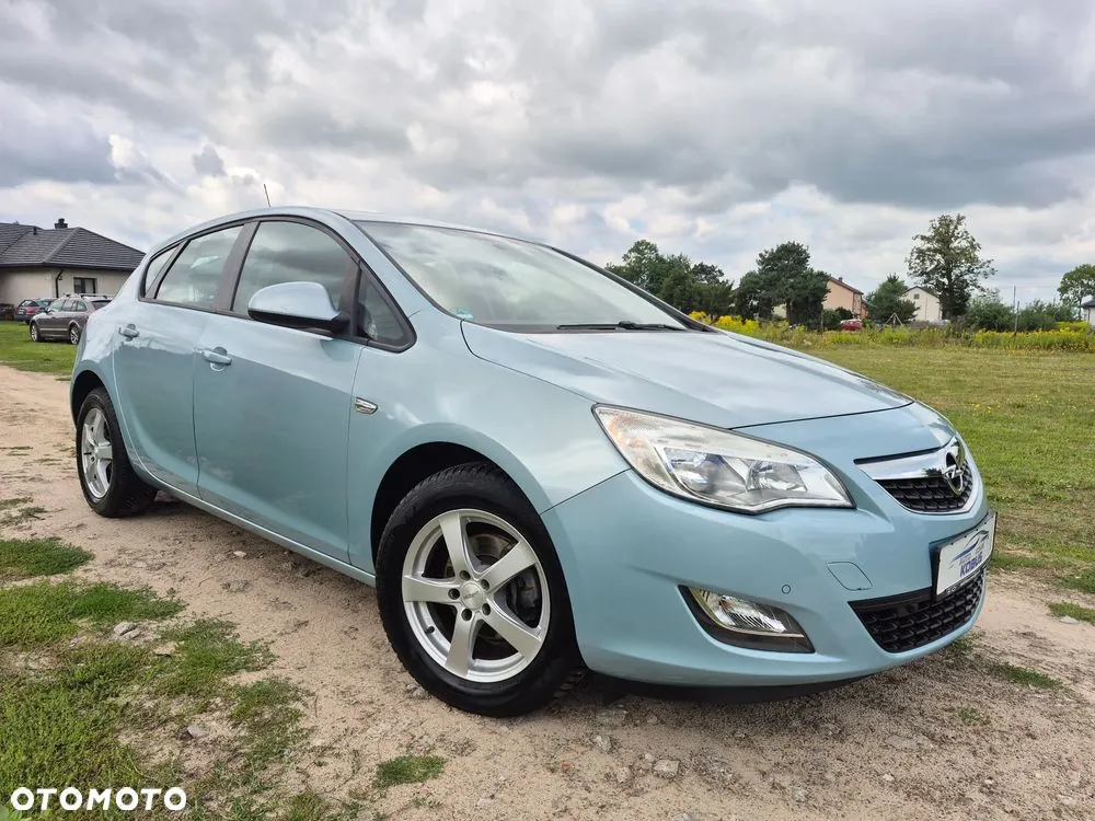 Opel Astra 2010 photo 2