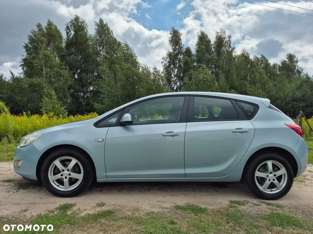 Opel Astra 2010 photo 4