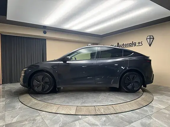 Tesla Model Y 2026 photo 2