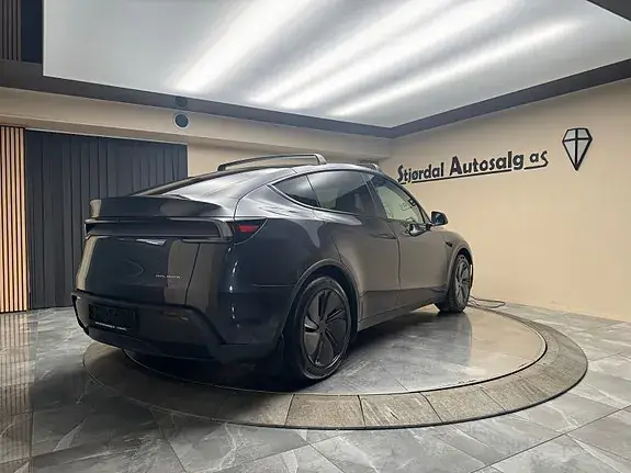 Tesla Model Y 2026 photo 5