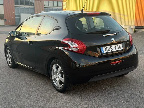 Peugeot 208 2012 photo 3