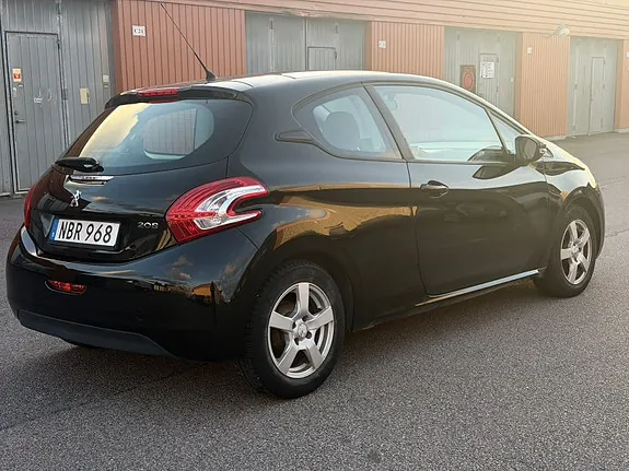 Peugeot 208 2012 photo 2