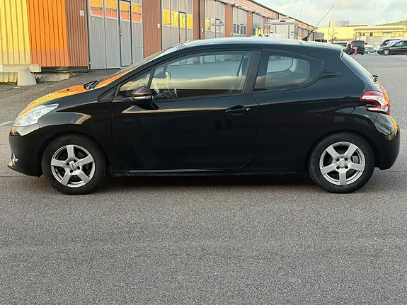 Peugeot 208 2012 photo 4