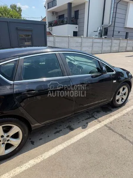 Opel Astra J 2011 photo 3