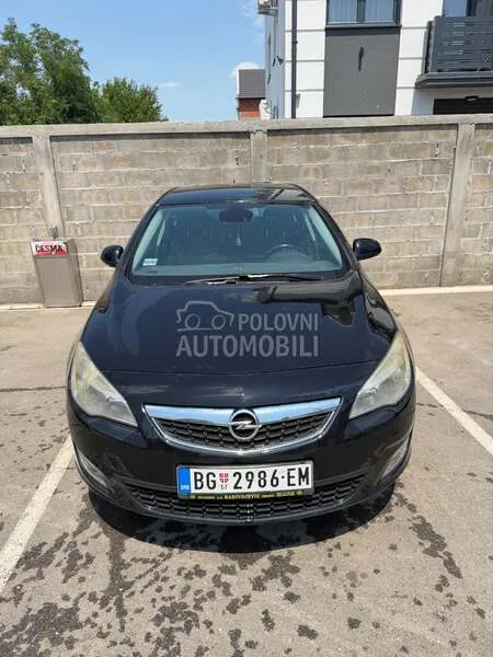 Opel Astra J 2011 photo 2