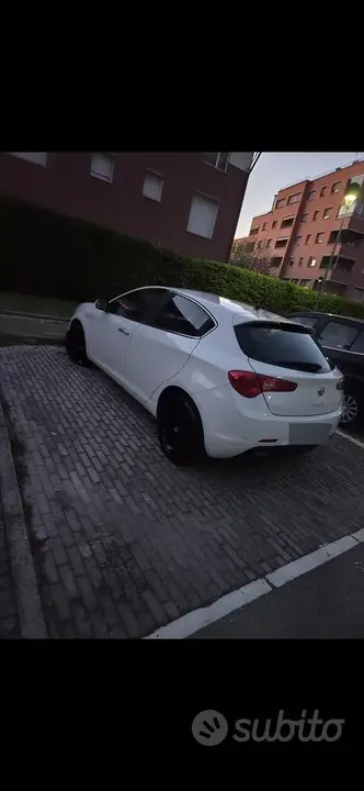 Alfa Romeo Giulietta 2011 photo 2