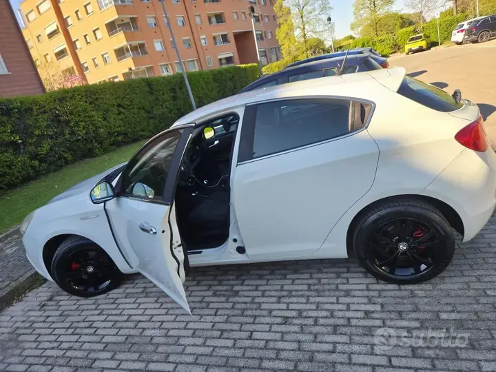 Alfa Romeo Giulietta 2011 photo 5