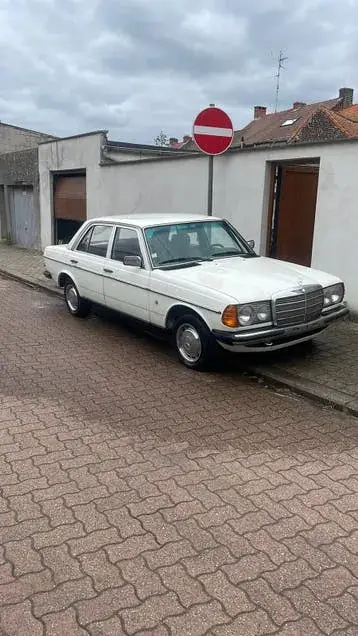 Mercedes-Benz 200 D