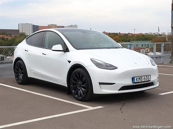 Tesla Model Y 2023 photo 2