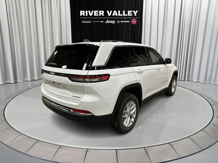 Jeep Grand Cherokee 2024 photo 3