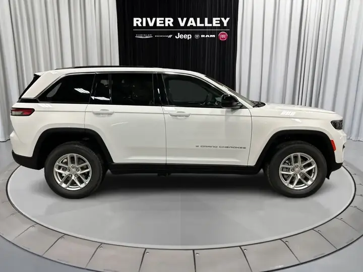 Jeep Grand Cherokee 2024 photo 2