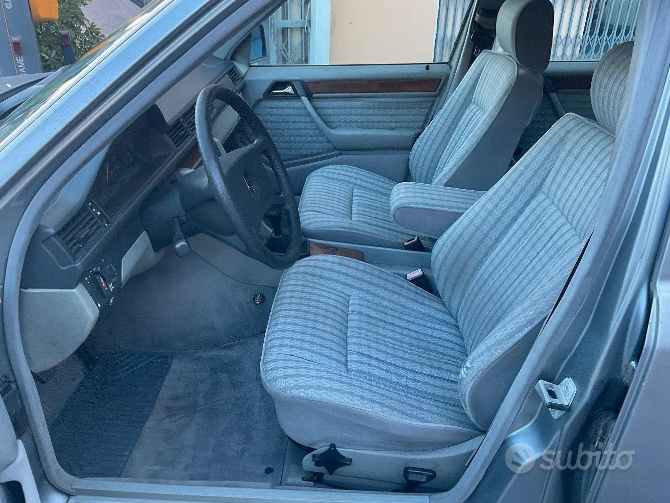 Mercedes-Benz W124 1990 photo 3