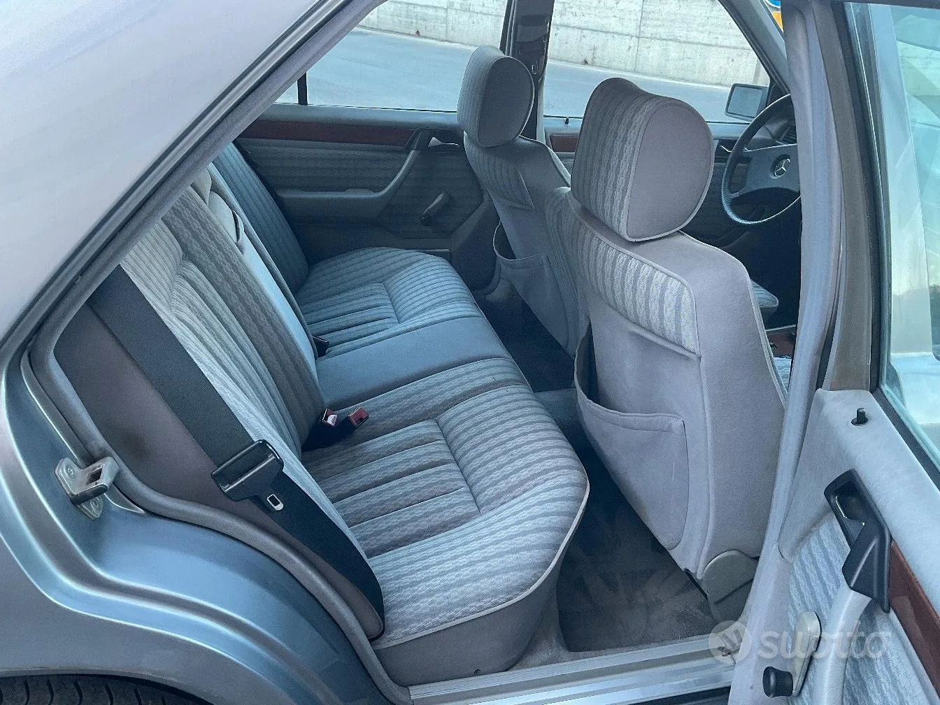 Mercedes-Benz W124 1990 photo 5