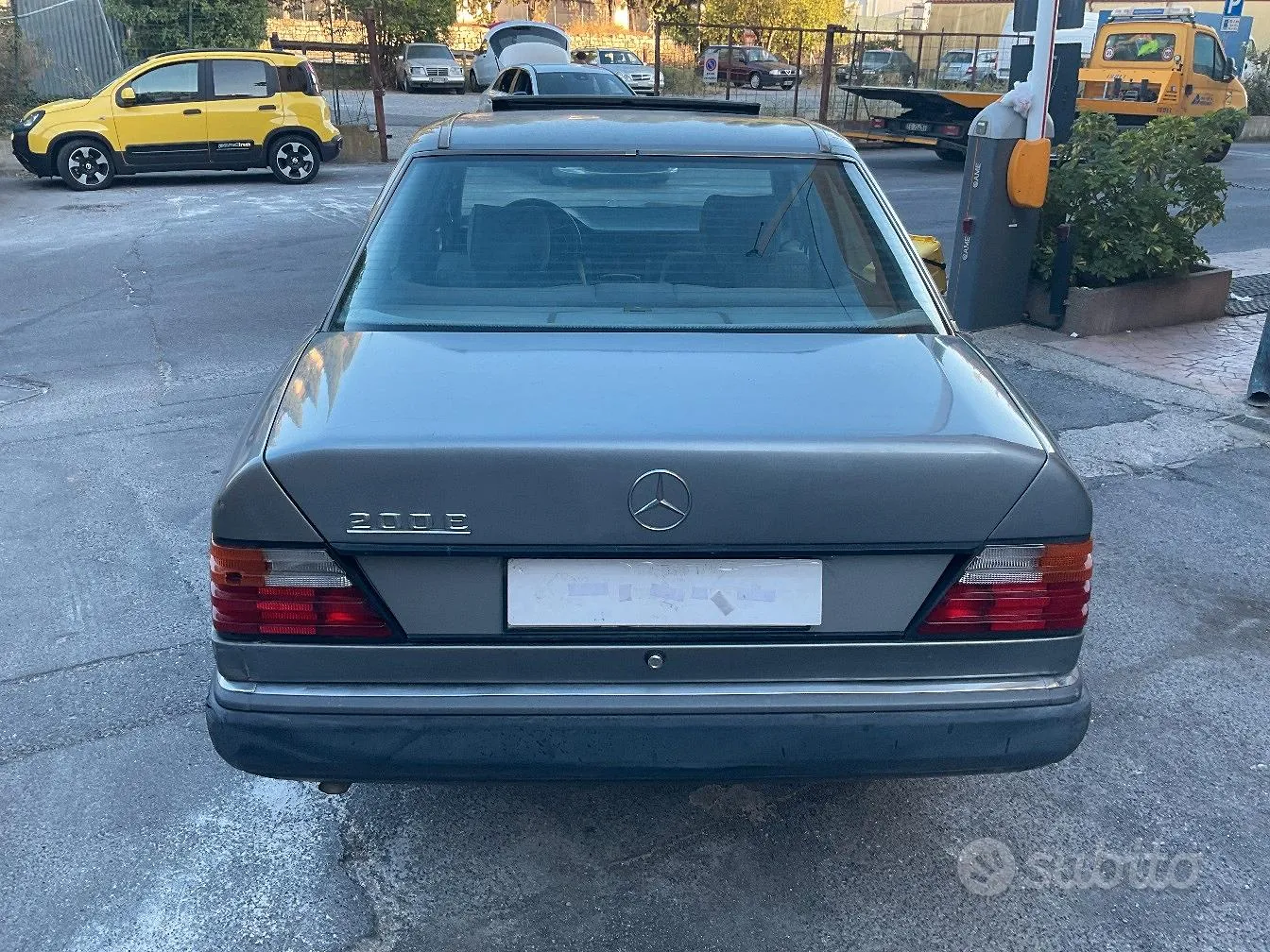 Mercedes-Benz W124 1990 photo 4