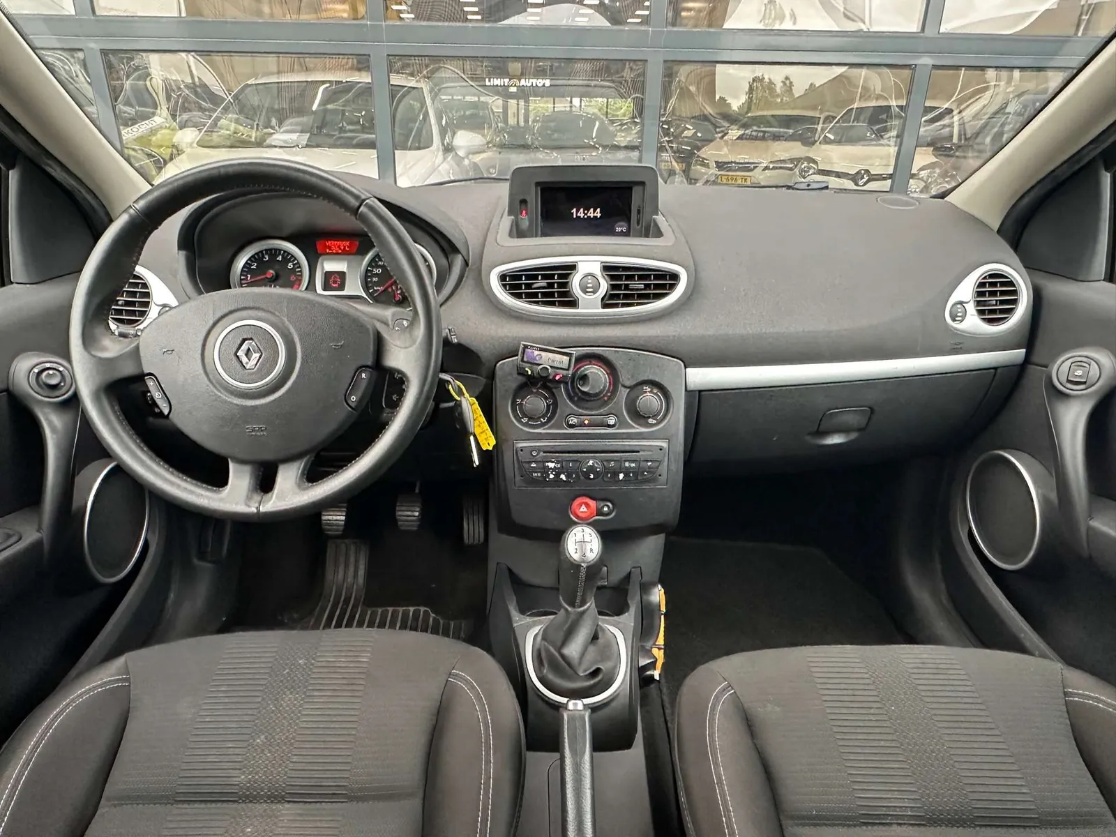 Renault Clio 2010 photo 3