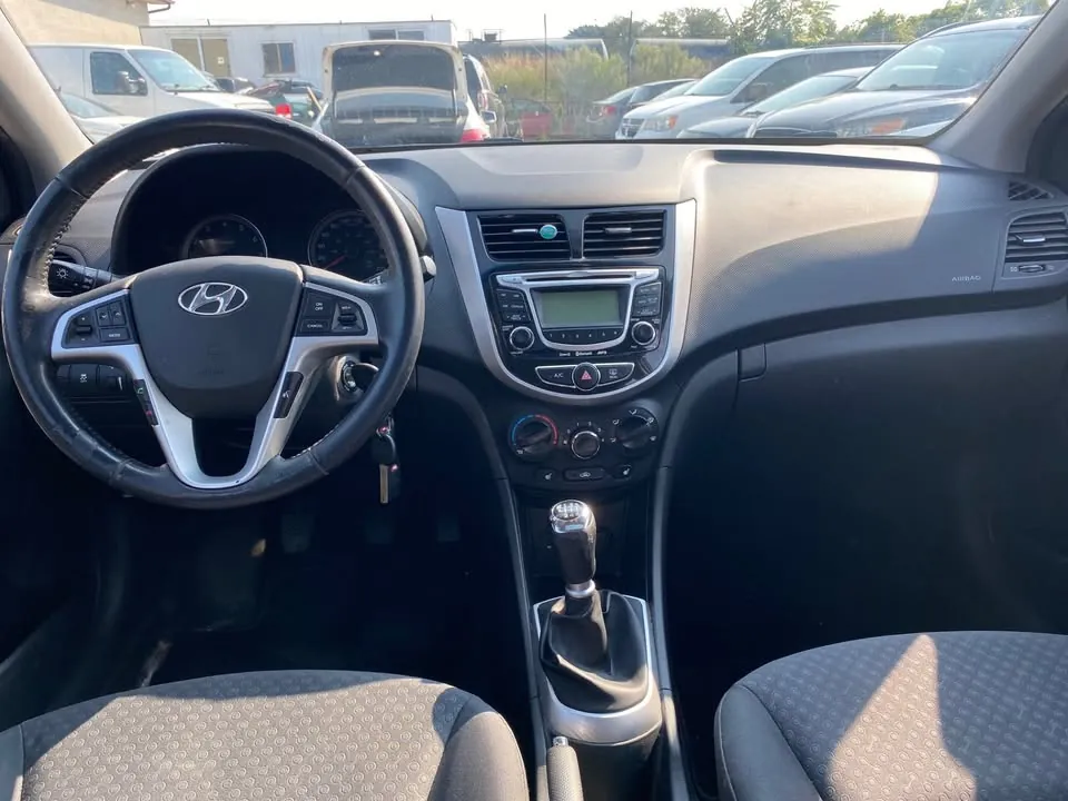Hyundai Accent 2012 photo 2