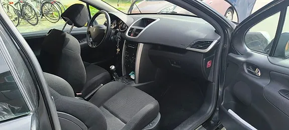 Peugeot 207 2007 photo 2