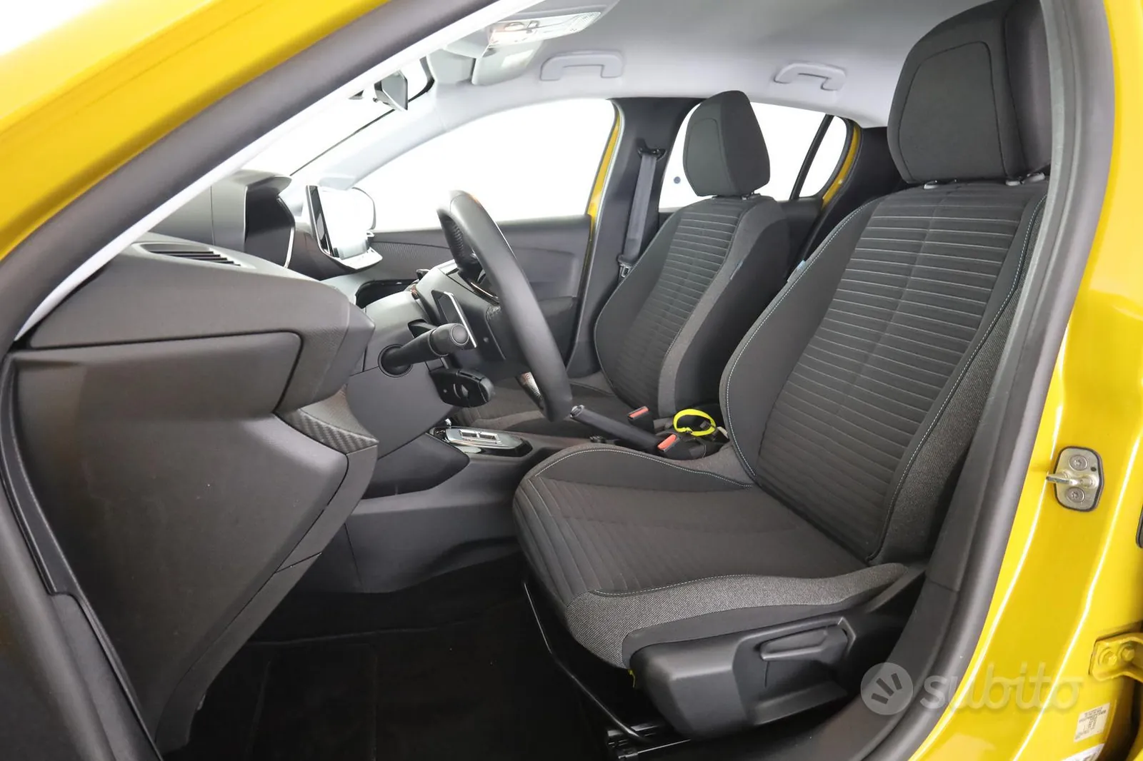 Peugeot 208 2023 photo 2
