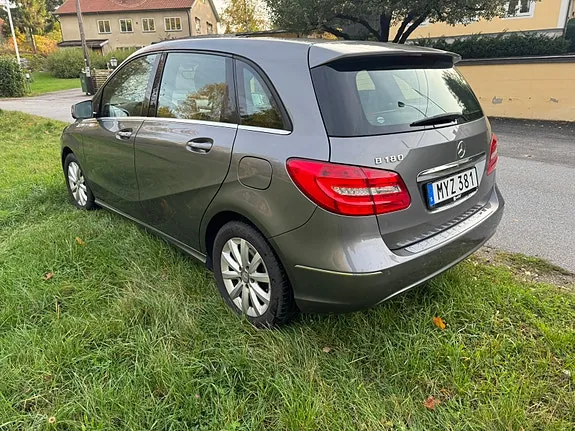 Mercedes-Benz B180 2013 photo 2