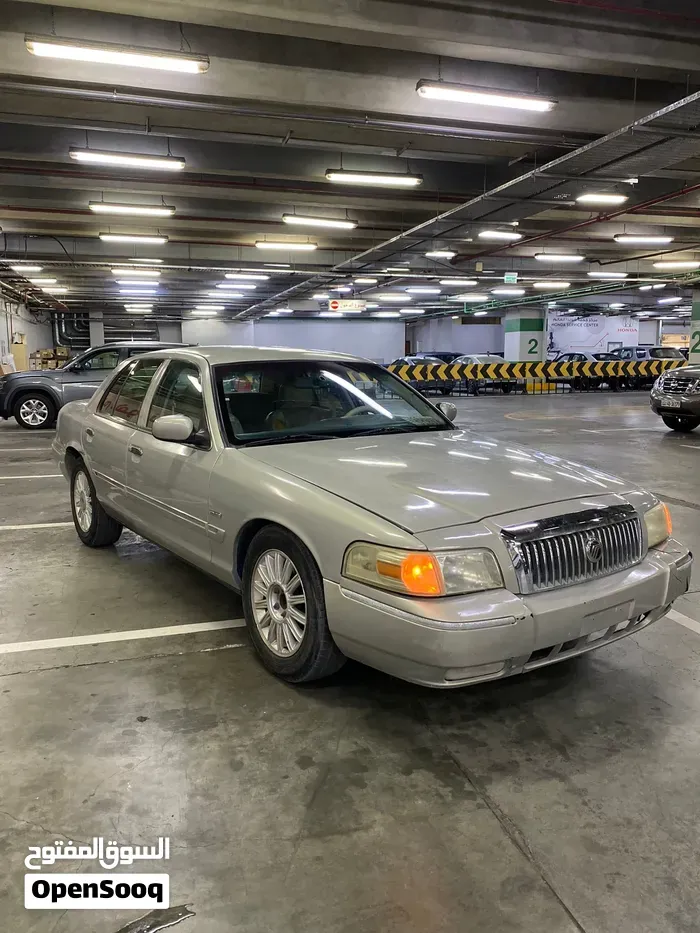 Ford Crown Victoria 2010 photo 2