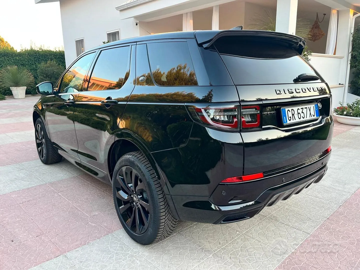 Land Rover Discovery Sport 2023 photo 3