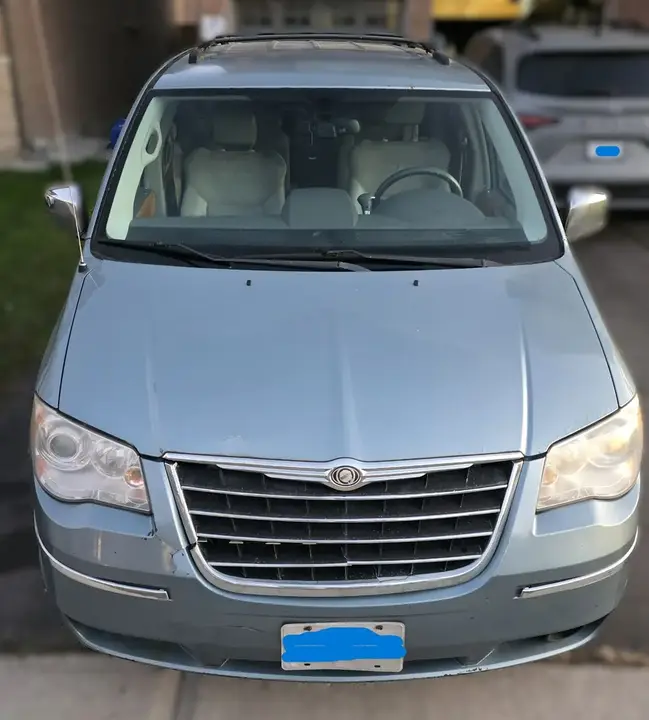 Chrysler Town & Country 2010 photo 2