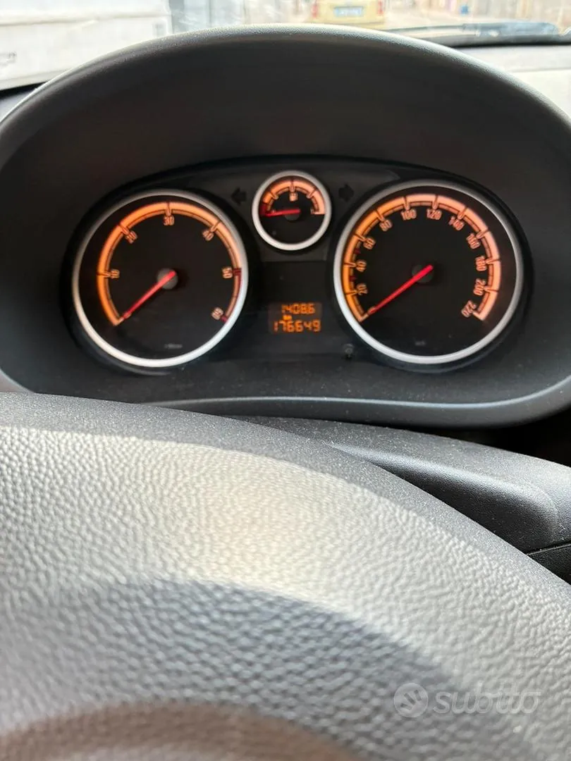 Opel Corsa 2012 photo 2