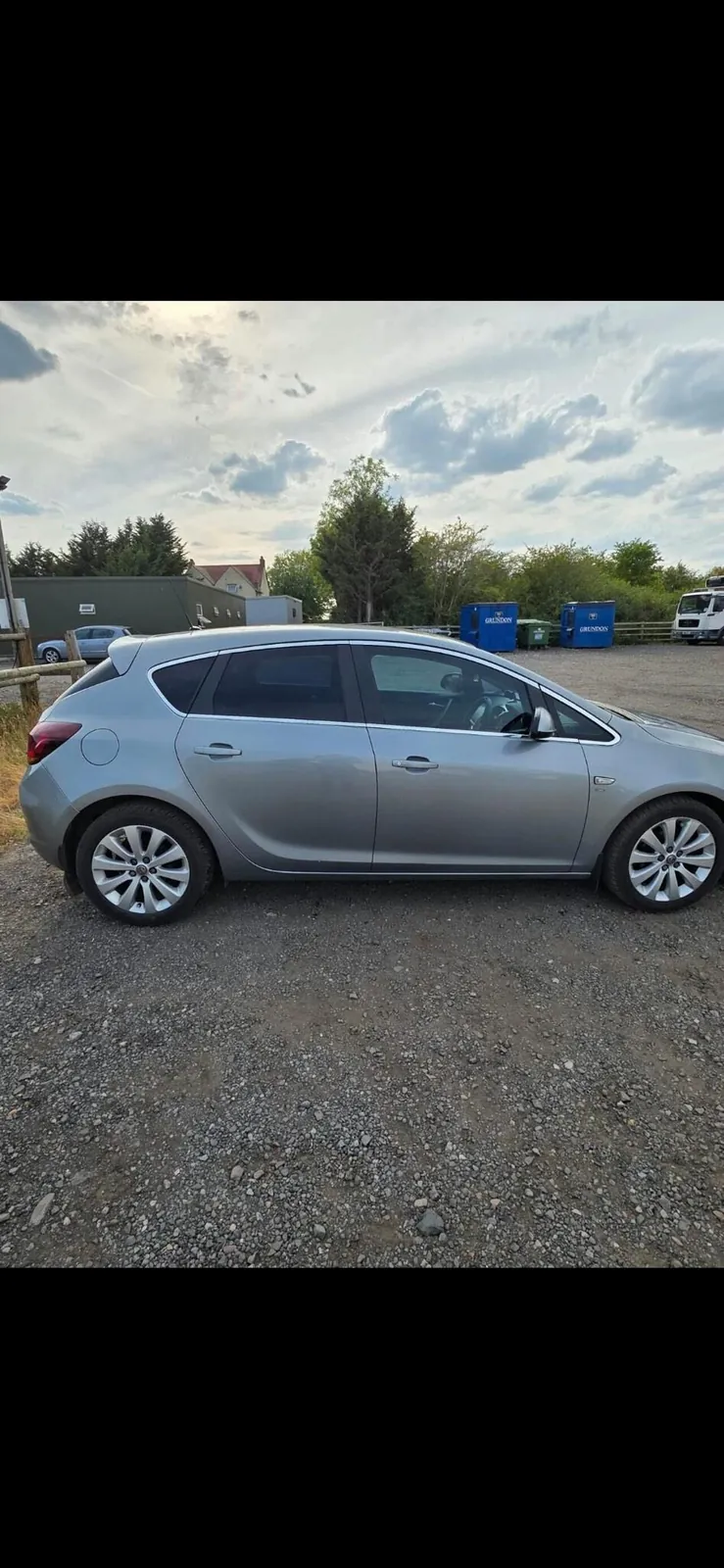 Vauxhall Astra 2011 photo 2