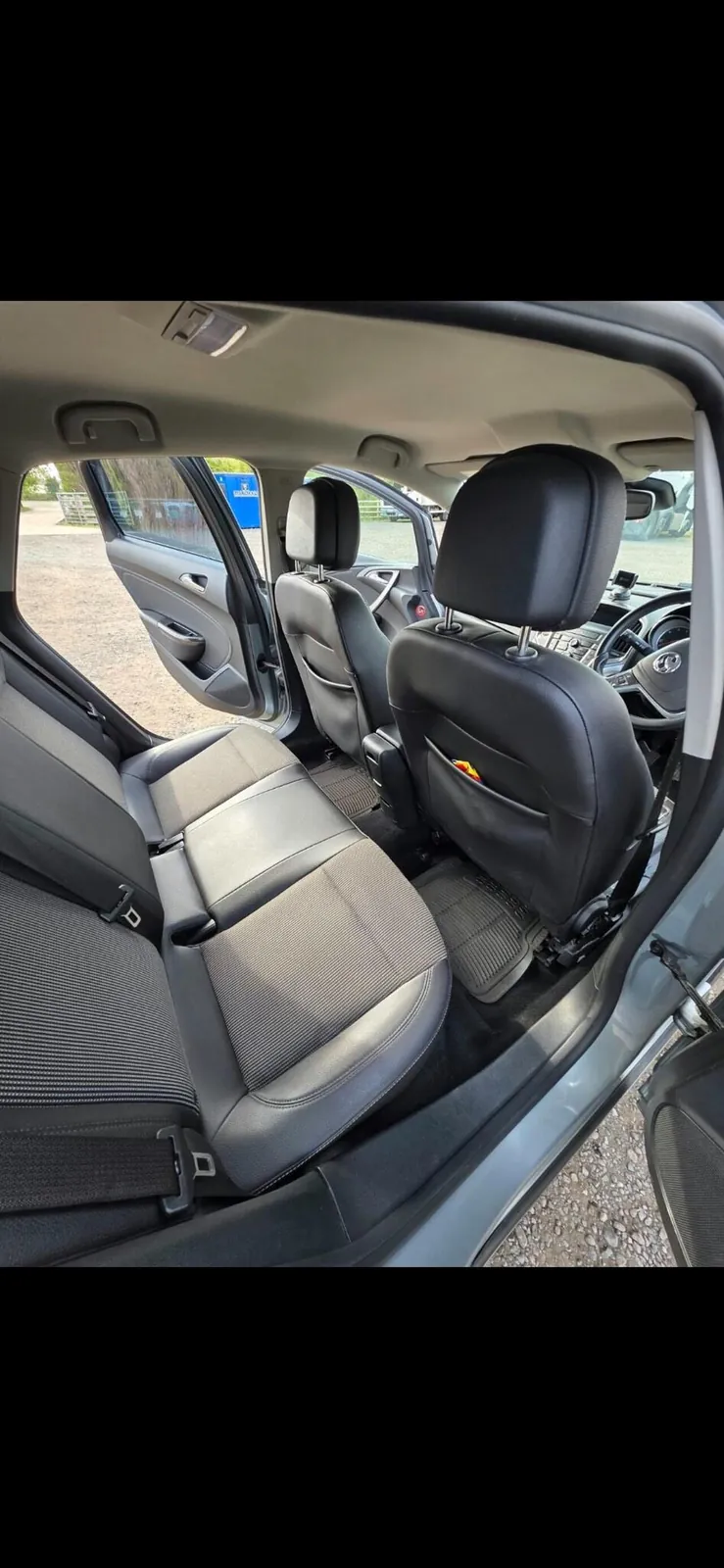 Vauxhall Astra 2011 photo 5