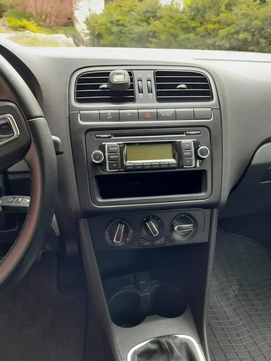 Volkswagen Polo 2010 photo 2