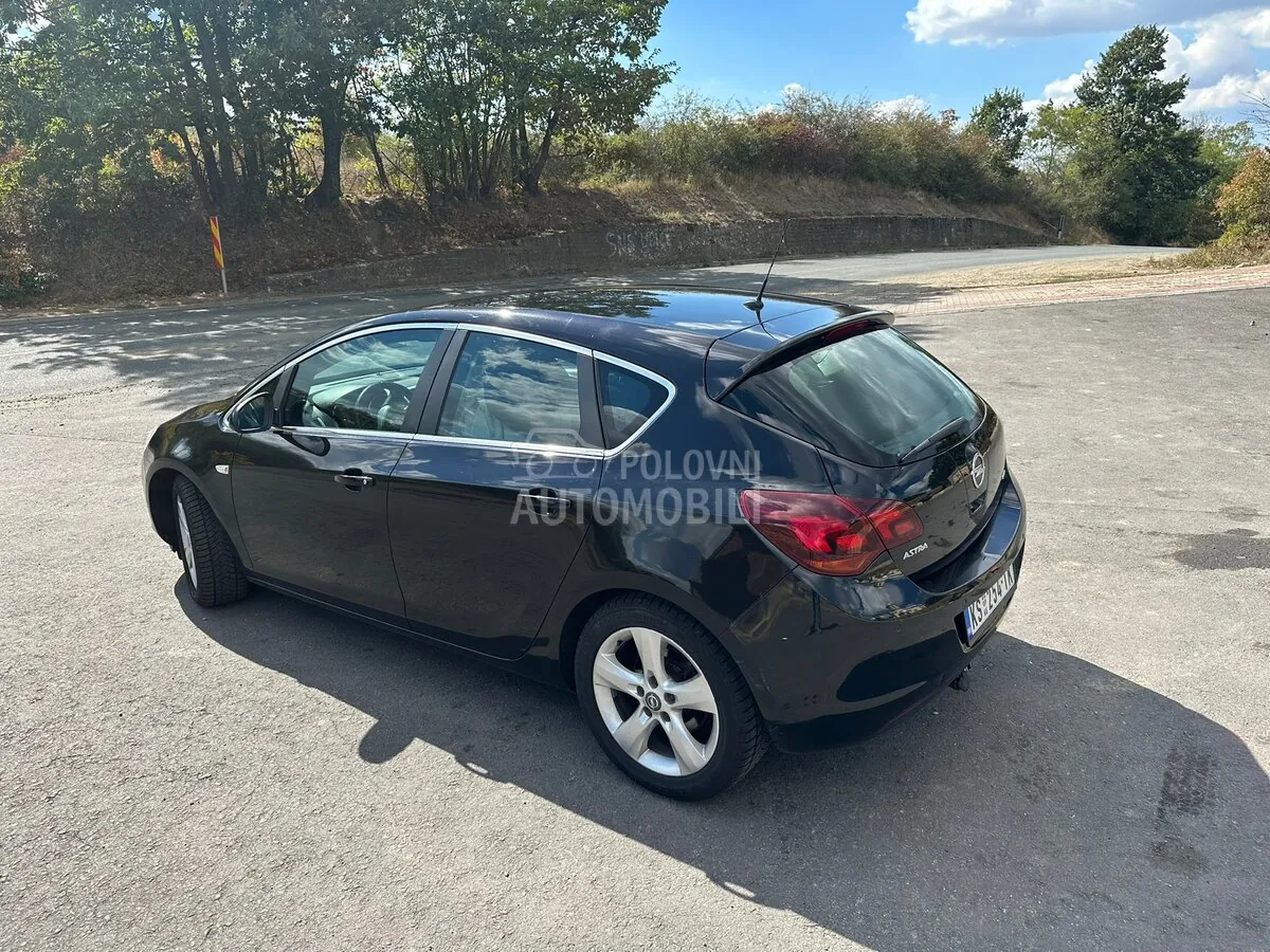 Opel Astra J 2011 photo 2