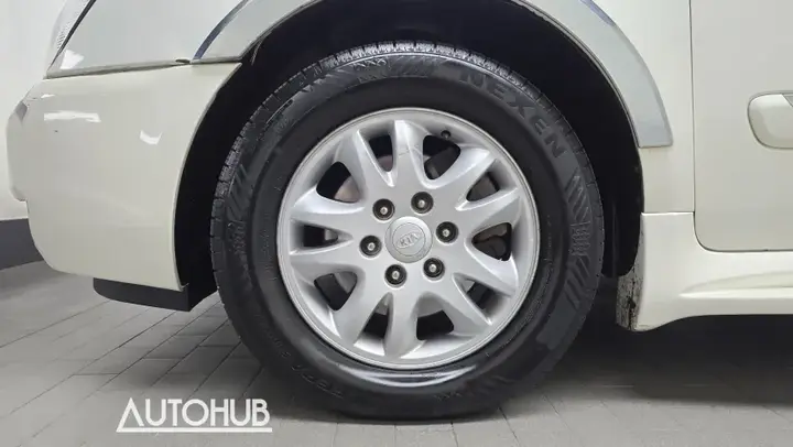 Kia Carnival 2010 photo 5