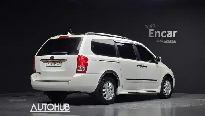 Kia Carnival 2010 photo 2