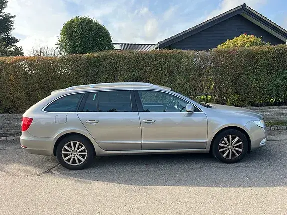 Skoda Superb 2013 photo 2