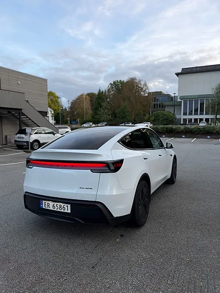Tesla Model Y 2026 photo 4