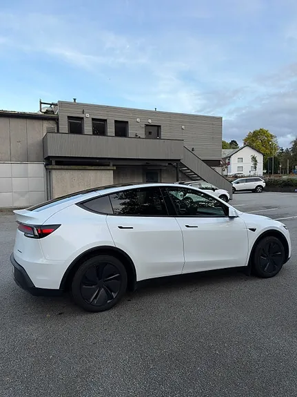 Tesla Model Y 2026 photo 3