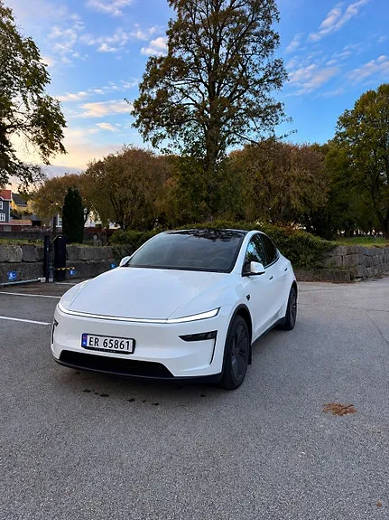 Tesla Model Y 2026 photo 2