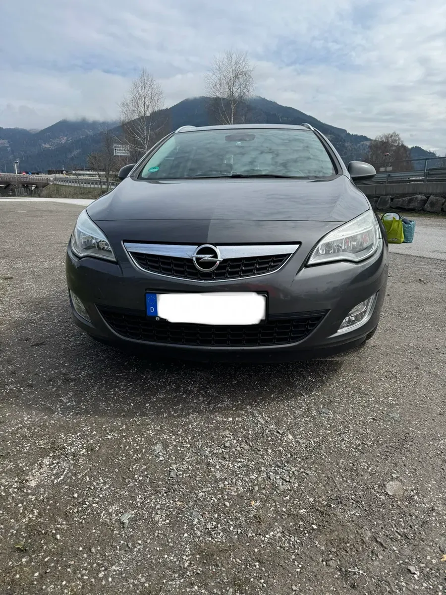 Opel Astra 2011 photo 3