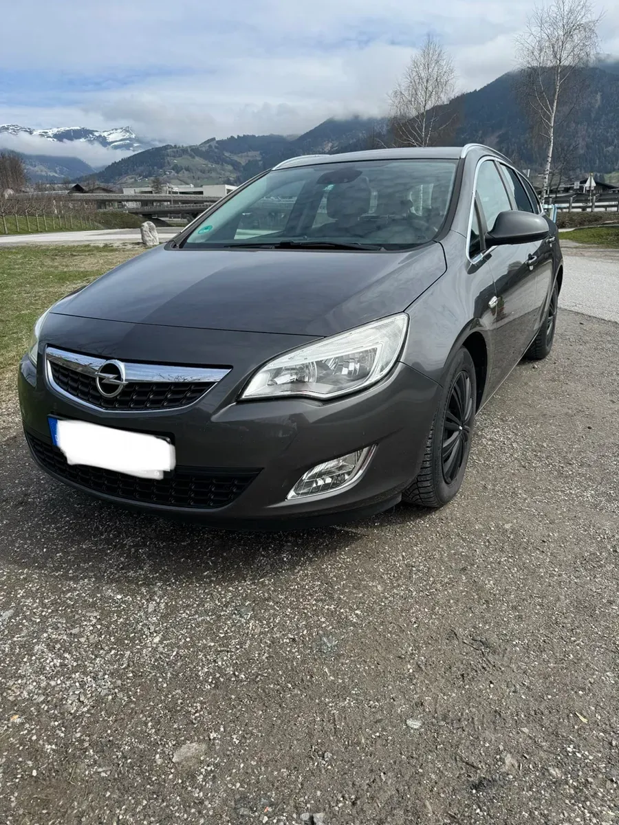 Opel Astra 2011 photo 2