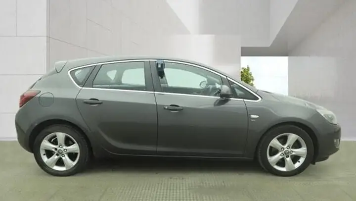 Vauxhall Astra 2011 photo 5