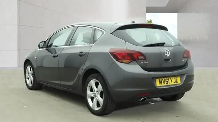 Vauxhall Astra 2011 photo 3
