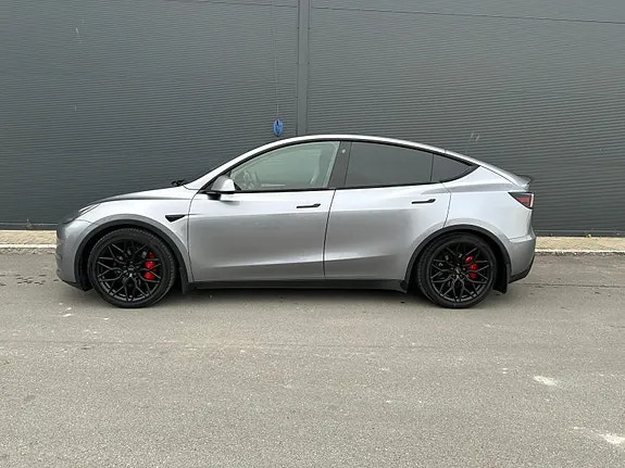 Tesla Model Y 2024 photo 2