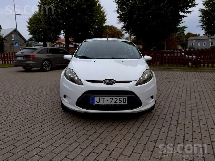 Ford Fiesta 2011 photo 2