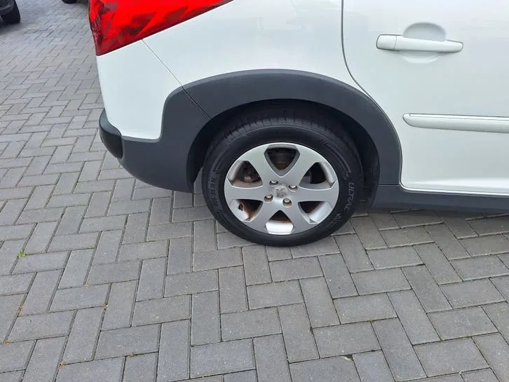 Peugeot 207 2010 photo 3