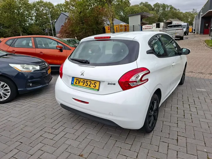 Peugeot 208 2012 photo 3