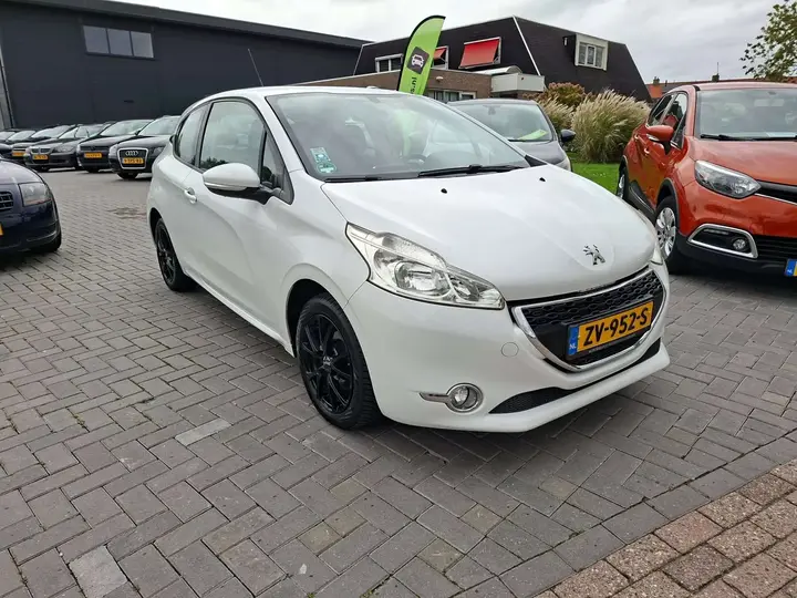 Peugeot 208 2012 photo 2