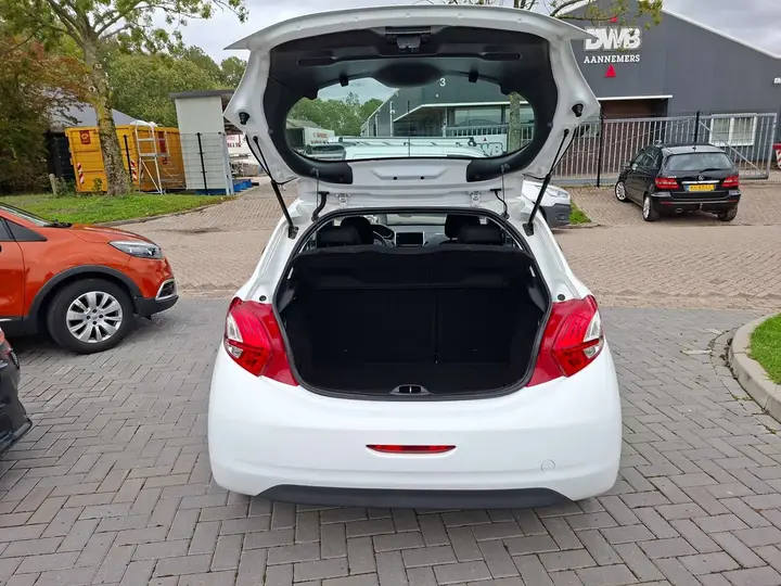 Peugeot 208 2012 photo 5