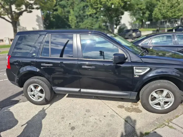 Land Rover Freelander 2011 photo 3