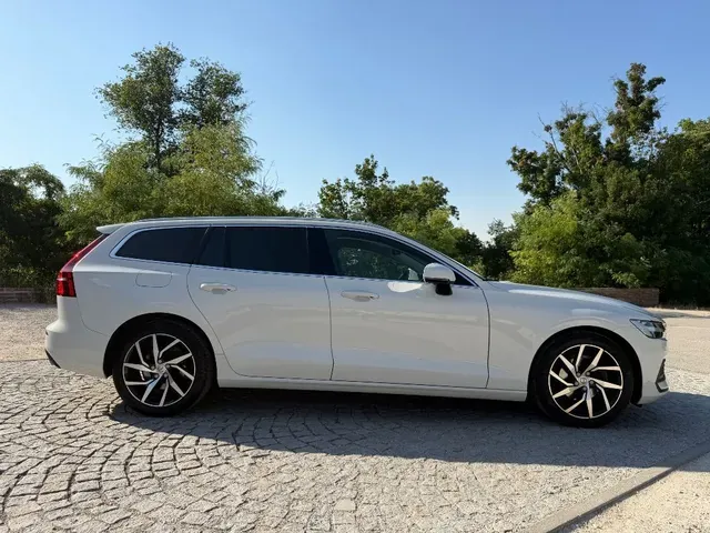 Volvo V60 2021 photo 2