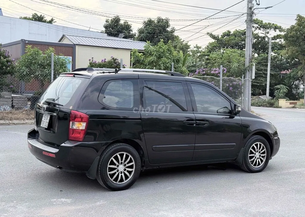 Kia Carnival 2010 photo 2
